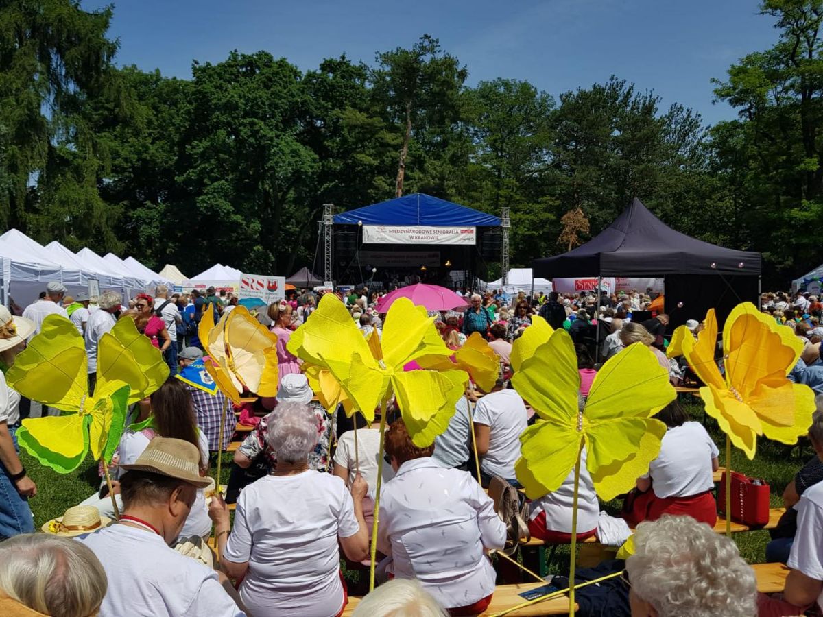 Zdjęcie: Seniorzy z ośrodków wsparcia Senior+ na XII Senioraliach w Krakowie.