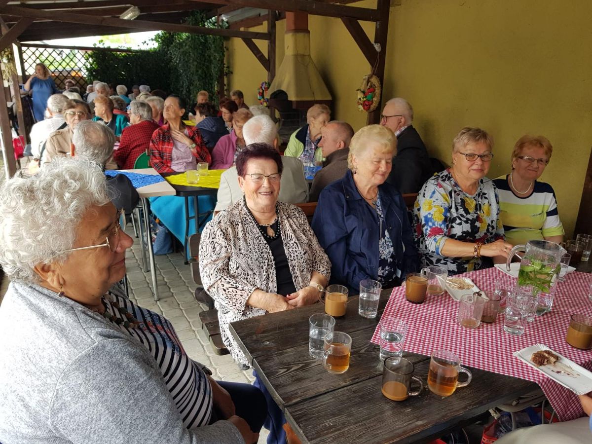 Zdjęcie: Letnie chwile przy grillu – integracja seniorów