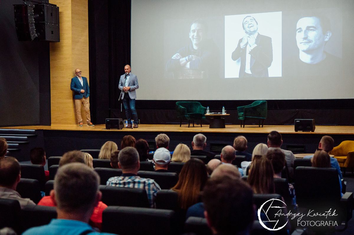 Zdjęcie: Pracownicy MOPS w Dębicy na spotkaniu autorskim z Michałem Koterskim