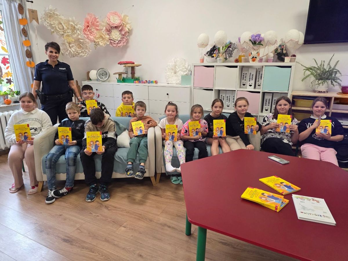 Zdjęcie: Zajęcia z Policjantem w ramach projektu „Poza Ekranem – Wsparcie dla Młodych w Świecie Realnym i Cyfrowym”