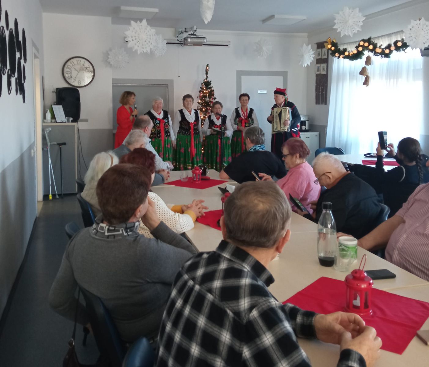 Zdjęcie: Kolędowanie w Ośrodku Wsparcia Dziennego Senior+