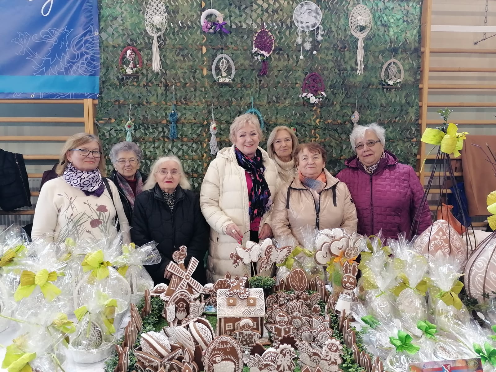 Zdjęcie: Nagroda dla naszych Seniorów podczas Kiermaszu Wielkanocnego