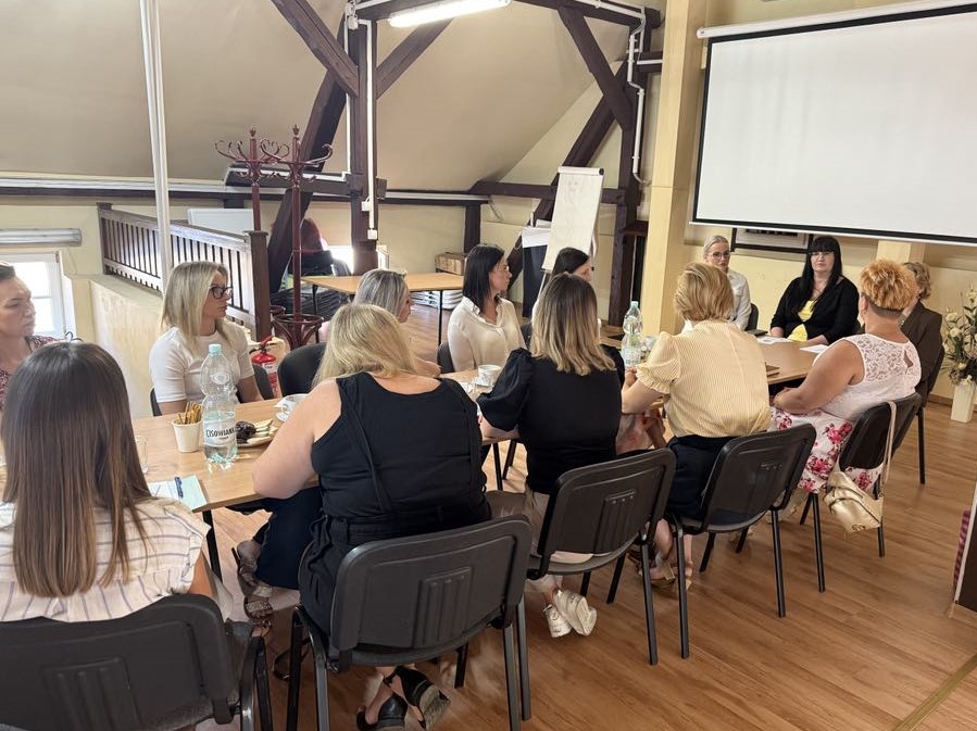 Zdjęcie: Wizyta studyjna pracowników Gminnego Ośrodka Pomocy Społecznej z Świlczy w Miejskim Ośrodku Pomocy Społecznej w Dębicy i Stowarzyszeniu Ad Astram