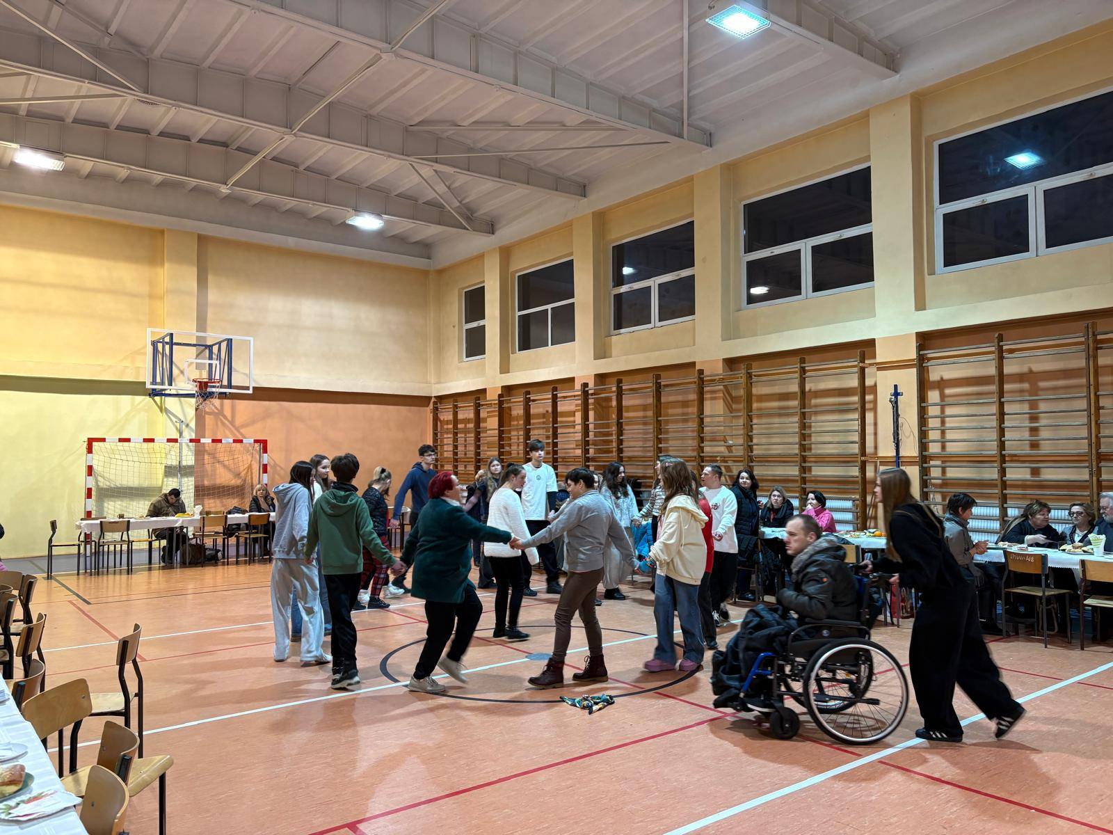 Zdjęcie: Opłatkowe spotkanie wolontariuszy z osobami z niepełnosprawnościami