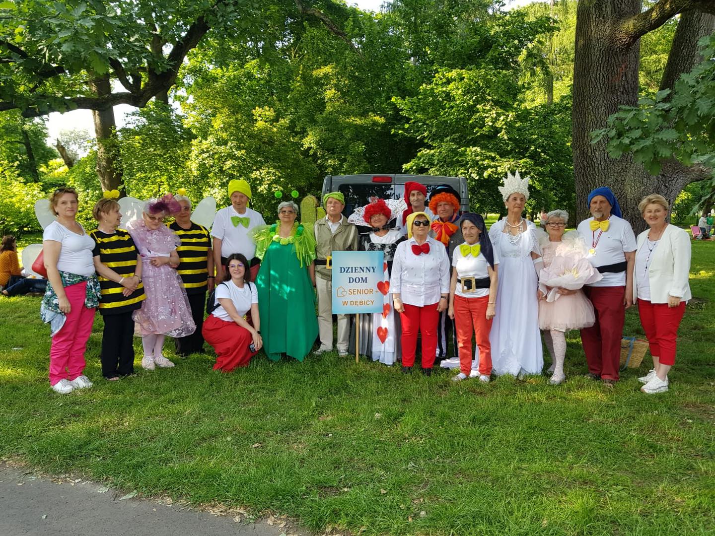 Zdjęcie: Seniorzy z ośrodków wsparcia Senior+ na XII Senioraliach w Krakowie.