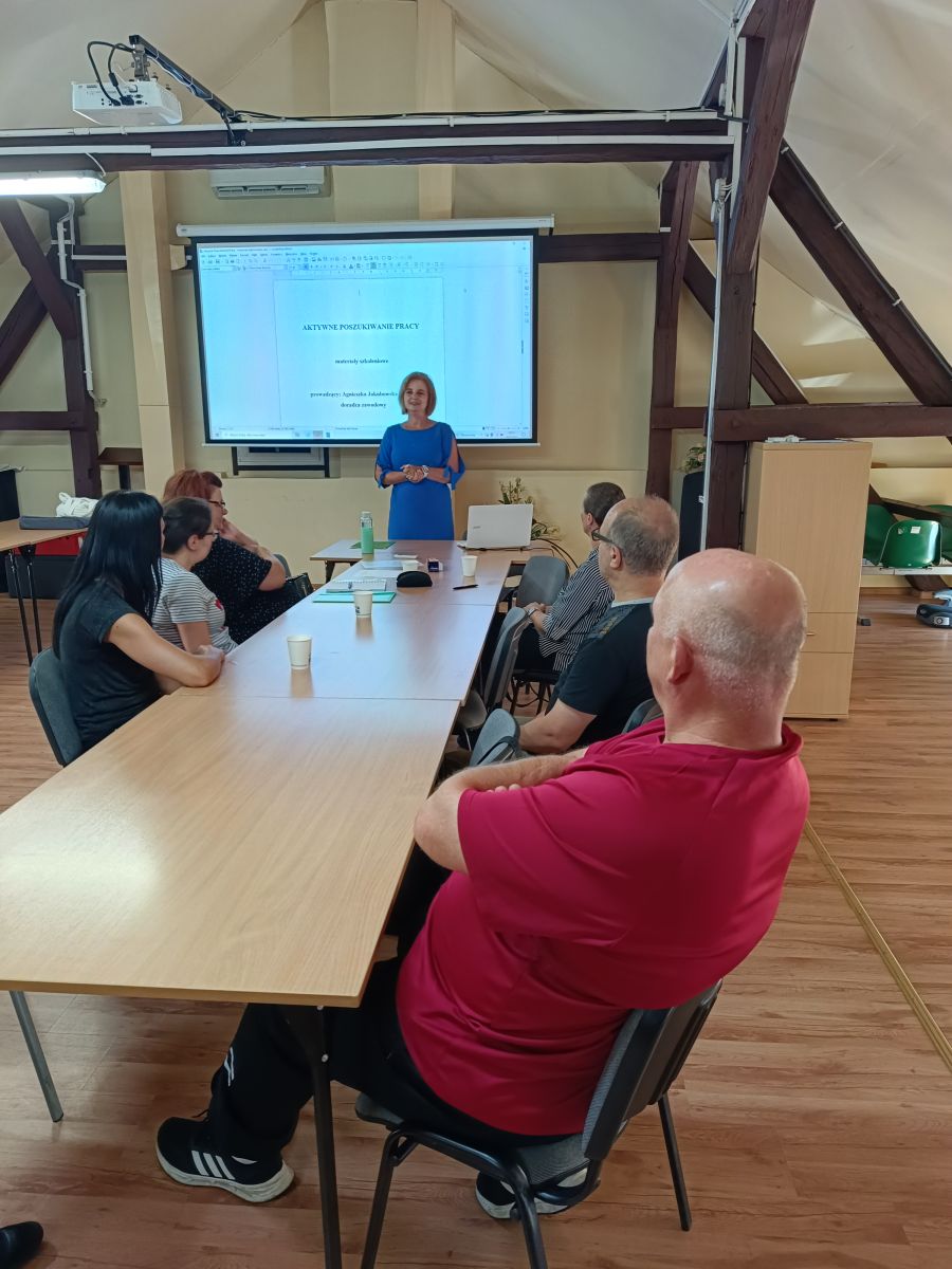 Zdjęcie: Warsztat z pośrednictwa i poszukiwania pracy w projekcie  „NOWE PERSPEKTYWY Z KLUBEM INTEGRACJI SPOŁECZNEJ W DĘBICY”