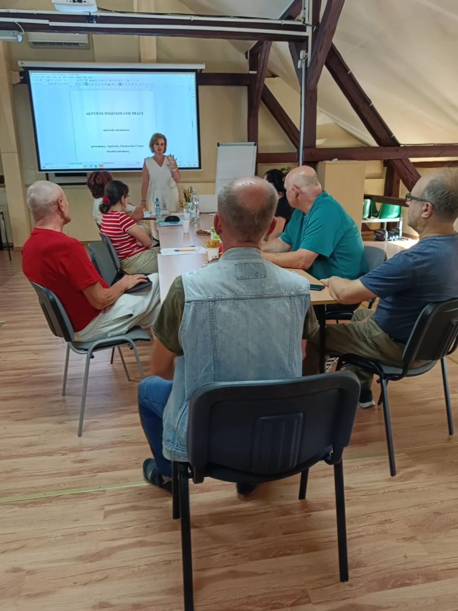 Zdjęcie: Warsztat z pośrednictwa i poszukiwania pracy w projekcie  „NOWE PERSPEKTYWY Z KLUBEM INTEGRACJI SPOŁECZNEJ W DĘBICY”