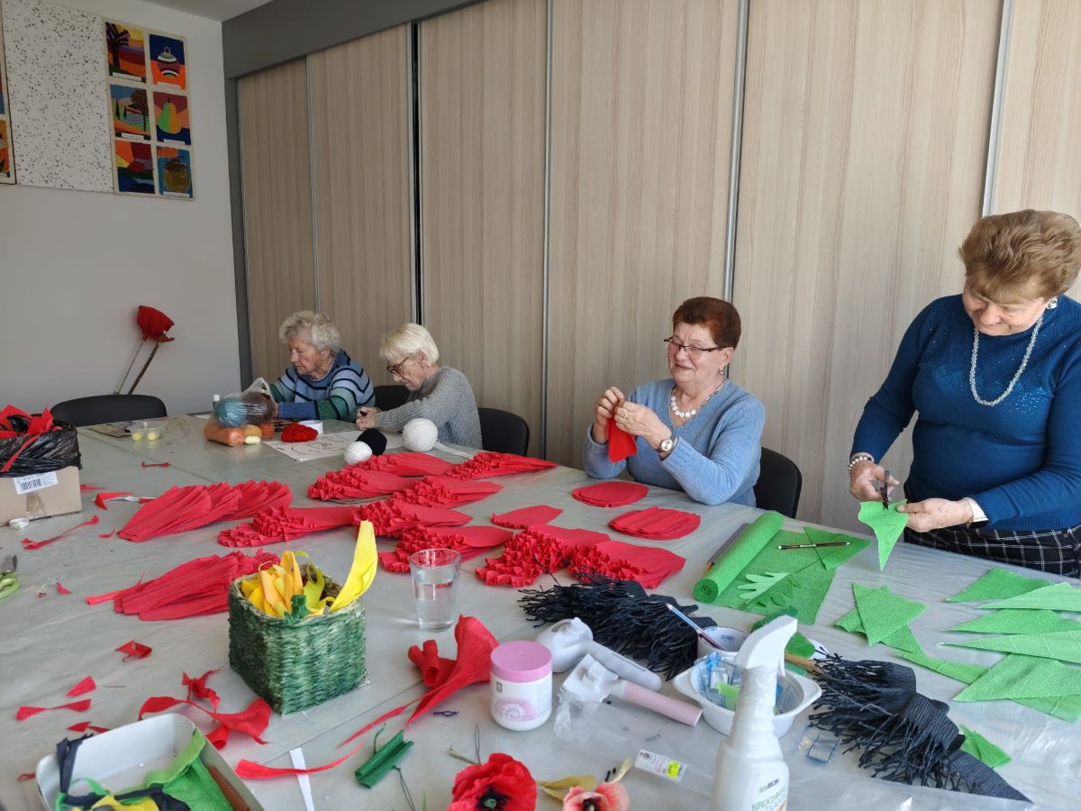 Galeria zdjęć: Seniorzy z Placówek Wsparcia Dziennego „Senior+” w Dębicy przygotowują się do udziału w Międzynarodowych Senioraliach w Krakowie.