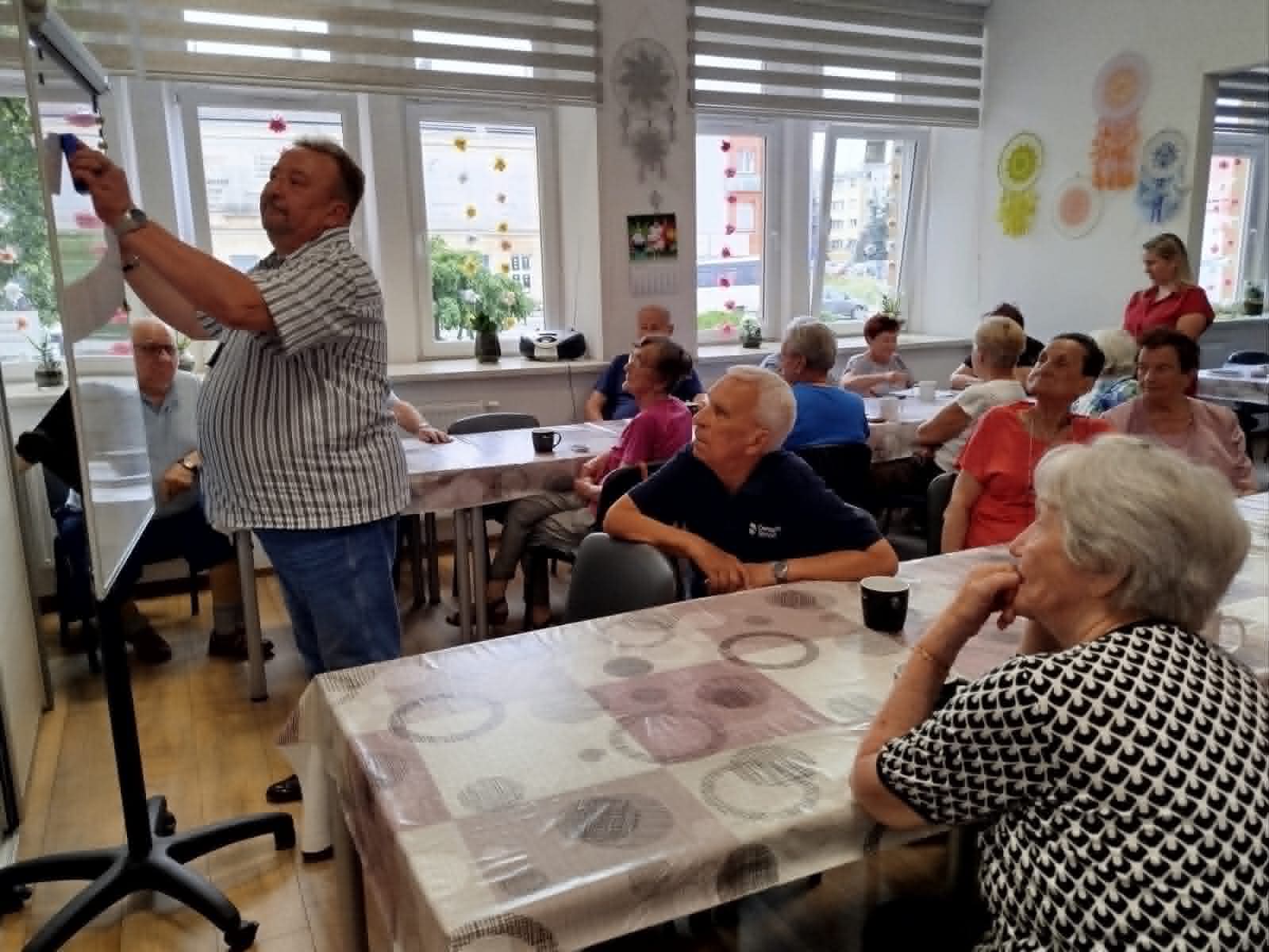 Zdjęcie: Projekt socjalny „Bezpieczeństwo w czasie zagrożenia – podstawy ewakuacji i plecak ewakuacyjny”